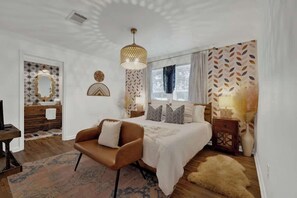 Rumah, Beberapa Tempat Tidur, hot tub (807 Poplar Pl - Mod) | 3 kamar tidur dan didekorasi berbeda-beda