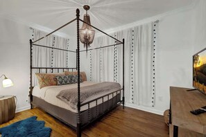 Casa, várias camas, banheira de imersão (807 Poplar Pl - Mod) | 3 quartos, individualmente decorados, individualmente mobiliados