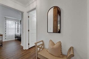 Casa, várias camas, banheira de imersão (807 Poplar Pl - Mod) | Parte interna