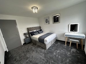 Apartment | 2 bedrooms, desk, iron/ironing board, free WiFi