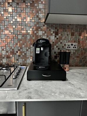 Apartment | Private kitchen | Microwave, oven, stovetop, electric kettle - Luxurious two Bedrooms Apartment Slough (Slough)
