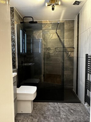 Apartment | Bathroom | Shower, towels - Luxurious two Bedrooms Apartment Slough (Slough)