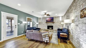 House, Multiple Beds, Hot Tub (496 Ranch 1631- Cmb) | Living area