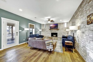 Living area - Olive St Ranch With Hottub-grill and Party Barn (Fredericksburg)