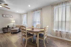 Casa, varias camas, patio (1215 Lavaca) | Restauración