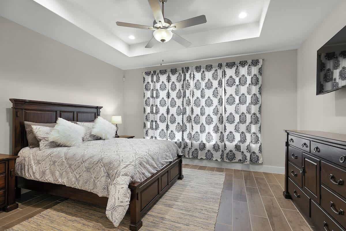 3 bedrooms, individually decorated, individually furnished, bed sheets