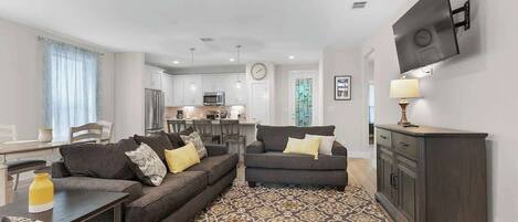 House, Multiple Beds, Patio (1215 Lavaca) | Living area