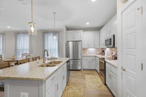 House, Multiple Beds, Patio (1215 Lavaca) | Private kitchen | Fridge, microwave, oven, stovetop