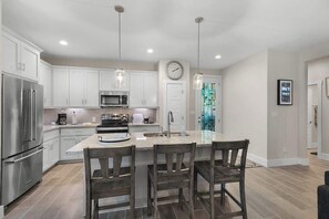 Casa, várias camas, varanda (1215 Lavaca) | Cozinha privada | Geladeira, micro-ondas, fogão, cooktop