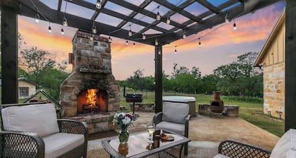 Luxury Home With Fire Pit & Hill Country Views