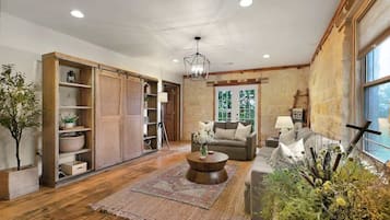 House, Multiple Beds, Hot Tub (3797 Grapecreek Rd) | Living area