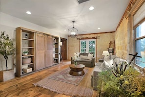 Casa, varias camas, hidromasaje (3797 Grapecreek Rd) | Área de sala de estar