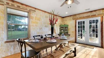 House, Multiple Beds, Hot Tub (3797 Grapecreek Rd) | Dining