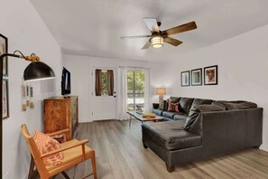 Apartment, Multiple Beds, Hot Tub (907 Hill St #4) | Living area