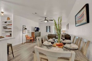 Apartment, Multiple Beds, Hot Tub (907 Hill St #4) | Dining