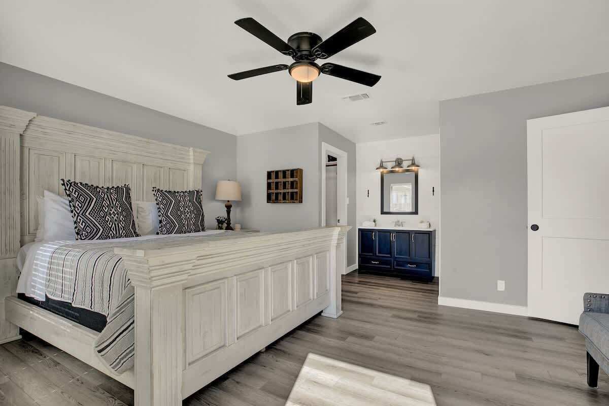 Apartment, Multiple Beds, Hot Tub (907 Hill St #4) | 2 bedrooms, individually decorated, individually furnished, bed sheets