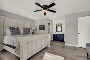 公寓, 多张床, 热水浴缸 (907 Hill St #4) | 2 多间卧室、特色装修、特色家居、床单