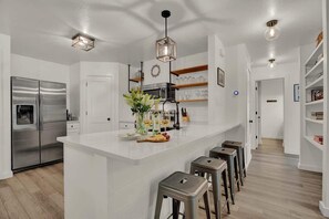 Appartamento, letti multipli, idromassaggio (907 Hill St #4) | Cucina privata | Macchina per tè/caffè