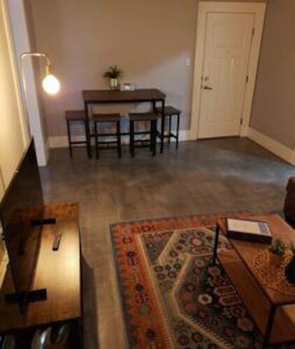 Comfortable 2-bedroom in great location-11