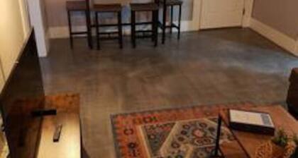 Comfortable 2-bedroom in great location-11