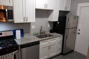 Fridge, microwave, oven, stovetop - Comfortable 2-bedroom in great location-11 (Des Moines)