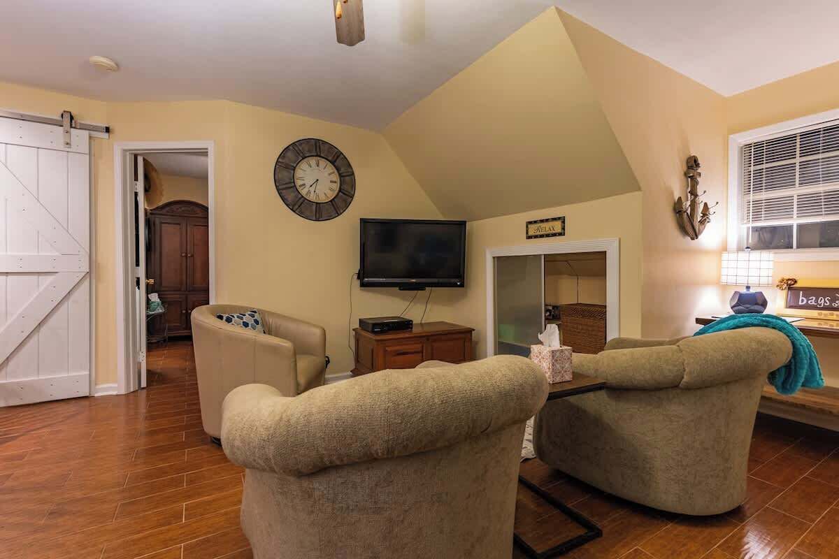 Cabaña, varias camas, patio (103 Red Bird) | Área de sala de estar