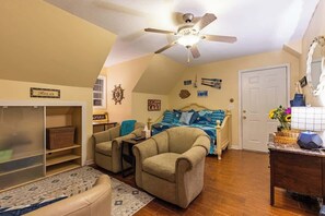 เคบิน, หลายเตียง, ลานระเบียง (103 Red Bird) | บริเวณนั่งเล่น