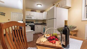 Cabane, plusieurs lits, patio (103 Red Bird) | Cuisine privée | Cafetière/bouilloire