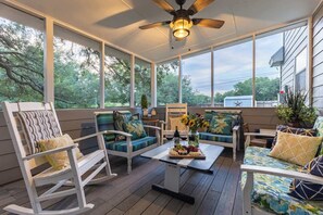 Cabana, várias camas, varanda (103 Red Bird) | Área de estar