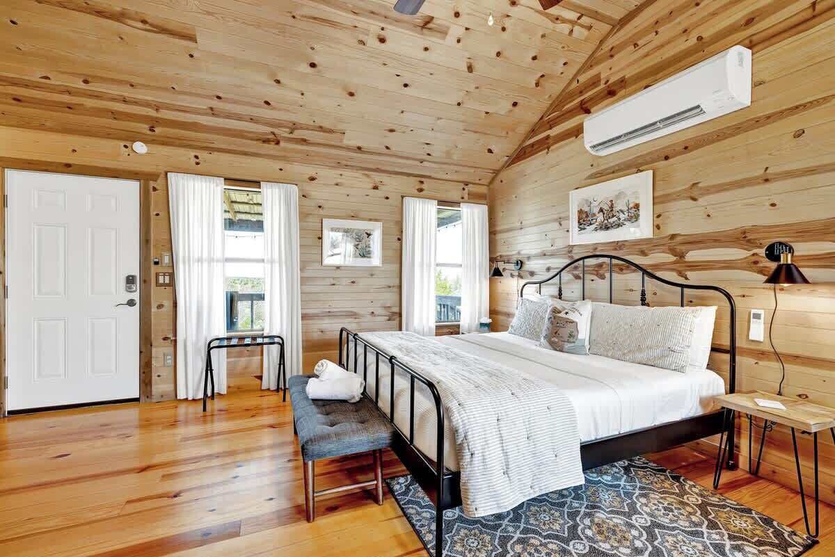Cabana, 1 cama King, banheira de imersão (3107 Keese Rd #3) | 1 quarto, individualmente decorados, individualmente mobiliados