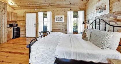 Rocky Ridge Cedar Cabin With Hot Tub & Amazing Views