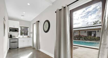 Schubert Inn Cottage - Pool - Walk to Main St