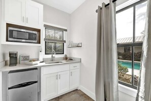 Casa de campo, 1 cama King, acesso à piscina, vista para a cidade (205 E Schubert - Cot) | Cozinha privada | Geladeira, micro-ondas, cafeteira/chaleira