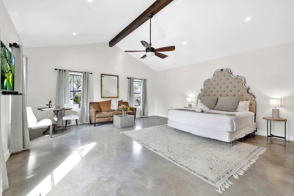 Cottage, 1 King Bed, Pool Access, City View (205 E Schubert - Cot) | 1 bedroom, individually decorated, individually furnished, bed sheets