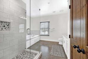 Casa de campo, 1 cama King, acesso à piscina, vista para a cidade (205 E Schubert - Cot) | Banheiro | Toalhas de banho, papel higiênico