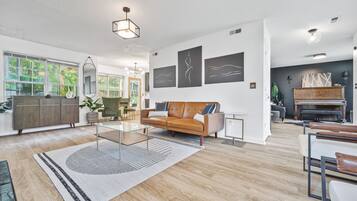 TV connectée, cheminée, baby-foot, table de tennis de table