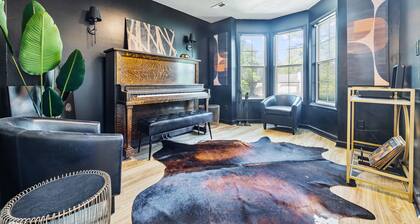 Convenient City Retreat with MASSIVE Backyard, 10 mins from Airport