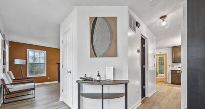 Convenient City Retreat with MASSIVE Backyard, 10 mins from Airport