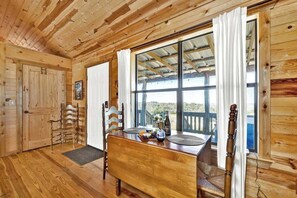 Interior - Rockyridge Cabin-hill Country Views-20 min to Fred (Fredericksburg)