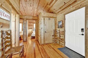 2 bedrooms, individually decorated, individually furnished, bed sheets - Rockyridge Cabin-hill Country Views-20 min to Fred (Fredericksburg)