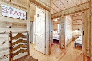 Hytte, 2 queensize-senger, spabadekar (3167 Keese Rd) | 2 soverom, individuelt dekorert, individuelt innredet og sengetøy