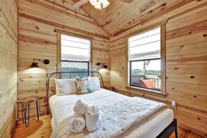 Cabin, 2 Queen Beds, Hot Tub (3167 Keese Rd)