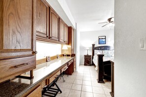 2 bedrooms, individually decorated, individually furnished, free WiFi - Rustic Charm - 1 mi to Downtown - Grill and Firepit (Fredericksburg)