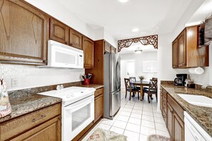 Private kitchen - Rustic Charm - 1 mi to Downtown - Grill and Firepit (Fredericksburg)