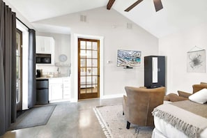 Cottage, 1 King Bed, Pool Access, Pool View (205 E Schubert St B) | 1 bedroom, individually decorated, individually furnished, free WiFi