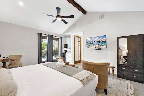 Cottage, 1 letto king, accesso alla piscina, vista piscina (205 E Schubert St B) | 1 camera, con stile personalizzato, con arredamento individuale