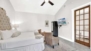 Cottage, 1 King Bed, Pool Access, City View (205 E Schubert St A) | 1 bedroom, individually decorated, individually furnished, free WiFi