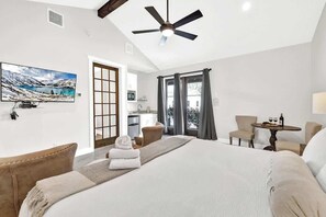 Cottage, 1 Tempat Tidur King, akses ke kolam renang, pemandangan kota (205 E Schubert St A) | Pemandangan dari kamar