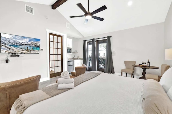Casa de campo, 1 cama King, acesso à piscina, vista para a cidade (205 E Schubert St A) | 1 quarto, individualmente decorados, individualmente mobiliados