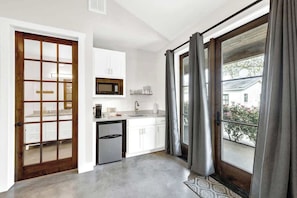Casa de campo, 1 cama King, acesso à piscina, vista para a cidade (205 E Schubert St A) | Cozinha privada | Geladeira, micro-ondas, cafeteira/chaleira